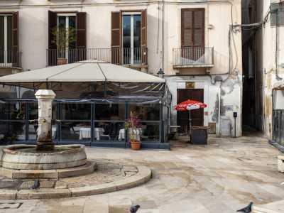 L�immobile si trova ad angolo tra piazza Mercantile e vico Fiscardi, alle spalle della storica Fontana della Pigna